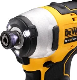 DeWalt DCF887P2-QW Accu-slagschroevendraaier 2x 5.0Ah Accu -Makita Winkel 1155x1200
