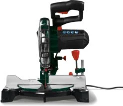 Parkside Afkortzaag En Verstekzaag 1500W - Toerental: 0 - 5000 Tpm - Verstekhoek: -45 - 45° - Traploos Kantelbare Zaagkop - Eenvoudig Te Bevestigen Stofzak - Laser Voor Verhoogde Snijprecisie - -Makita Winkel 1200x1036