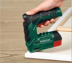 Tacker - Nietpistool - Draadloos- Spijkerpistool - Elektrisch Spijkerpistool - Handtacker - Nagelpistool - Oplaadbare Accu - 2000 Nietjes - 500 Spijkers - Nietpistool Met Nietjes -Makita Winkel 1200x1047 2