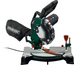 Parkside Afkortzaag En Verstekzaag 1500W - Toerental: 0 - 5000 Tpm - Verstekhoek: -45 - 45° - Traploos Kantelbare Zaagkop - Eenvoudig Te Bevestigen Stofzak - Laser Voor Verhoogde Snijprecisie - -Makita Winkel 1200x1057 1