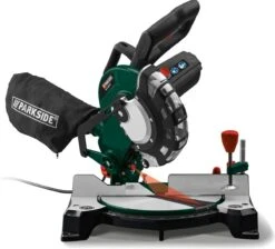 Parkside Afkortzaag En Verstekzaag 1500W - Toerental: 0 - 5000 Tpm - Verstekhoek: -45 - 45° - Traploos Kantelbare Zaagkop - Eenvoudig Te Bevestigen Stofzak - Laser Voor Verhoogde Snijprecisie - -Makita Winkel 1200x1087