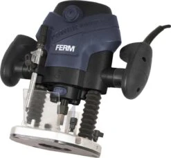 FERM Bovenfrees - 1300W - Stofzuiger Adapter - Ingebouwde LED Werkverlichting - Incl. 6-delige Freesset, Parallel- En Sjabloongeleider -Makita Winkel 1200x1110 1
