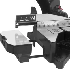 VONROC PRO Afkortzaag - Kapzaag - Verstekzaag – 2200W - Ø255mm – Zaagt Hout, Kunststof En Metaal – Instelbare Snelheid – Zaagcapaciteit 340mm –Verstelbare Tafelverbreders – Trekfunctie – Kantelbaar – Lengtestop - Incl. Zaagblad, Laser & LED -Makita Winkel 1200x1184 6