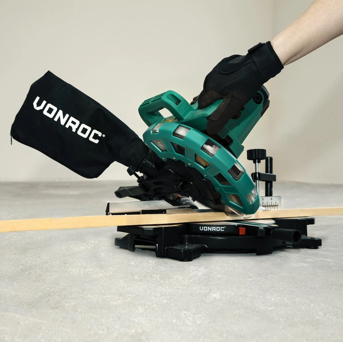 VONROC Afkortzaag - Verstekzaag – 1700W – Ø216MM – 4900 /min - Met Laser, Tafelverbreders & Diepteregeling – Incl. Zaagblad En Werkstukklem 10 VONROC Afkortzaag - Verstekzaag – 1700W – Ø216MM – 4900 /min - Met Laser, Tafelverbreders & Diepteregeling – Incl. Zaagblad En Werkstukklem - Afbeelding 8