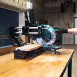 VONROC Compacte Afkortzaag - Kapzaag - Verstekzaag 2200W - Ø216mm – 5200 /min – Demonteerbare Verstekarm - Trekfunctie - Verstelbare Tafelverbreders – Kantelbaar (0-45°) – Lengtestop – Diepteregeling - Laser & LED – Incl. Zaagblad & Werkstukklem -Makita Winkel 1200x1198 11