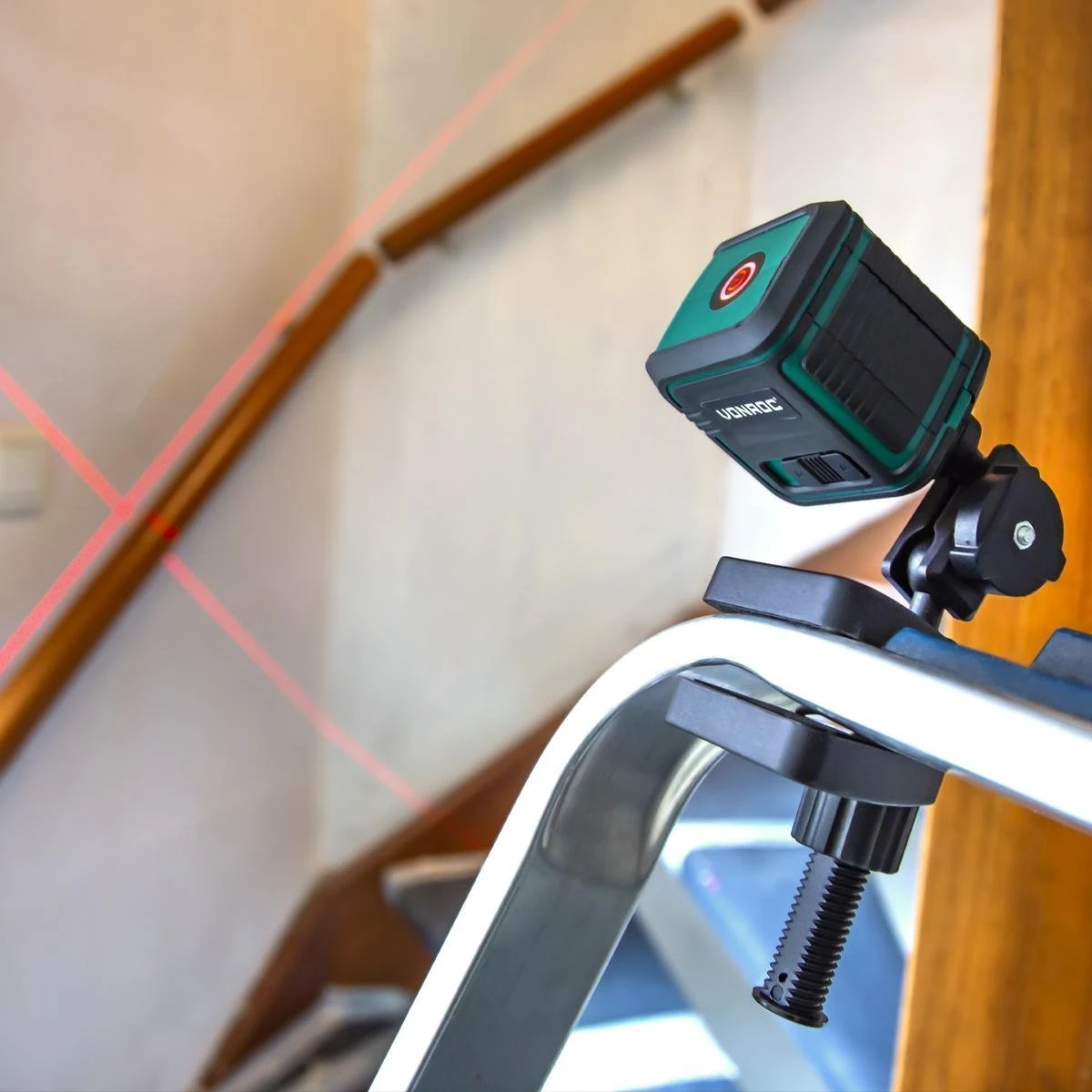 VONROC Kruislijnlaser – Rood – Zelfnivellerend – 10 Meter – Incl. Bevestigingsbeugel, Opbergtas 10 VONROC Kruislijnlaser – Rood – Zelfnivellerend – 10 Meter – Incl. Bevestigingsbeugel, Opbergtas - Afbeelding 8