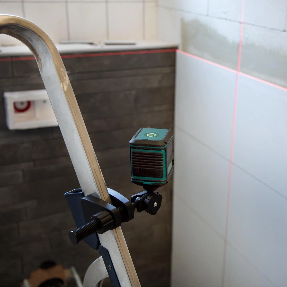 VONROC Kruislijnlaser – Rood – Zelfnivellerend – 10 Meter – Incl. Bevestigingsbeugel, Opbergtas 11 VONROC Kruislijnlaser – Rood – Zelfnivellerend – 10 Meter – Incl. Bevestigingsbeugel, Opbergtas - Afbeelding 9