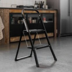 Kibani Keukentrapje - 2 Treden - Huishoudtrap - Keukentrap - Opstapje - Metaal - Opvouwbaar - Inklapbaar - Zwart - Antislip - Stevig -Makita Winkel 1200x1200 1845