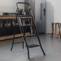 Kibani Keukentrapje - 4 Treden - Huishoudtrap - Keukentrap - Opstapje - Metaal - Opvouwbaar - Inklapbaar - Zwart - Antislip - Stevig -Makita Winkel 1200x1200 1918