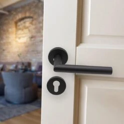 Slotman Solutions Mat Zwarte Deurklink RVS Met Rond Rozet En Cilindergat - Deurkruk Zwart Voor Stijlvolle En Elegante Uitstraling 10 Slotman Solutions Mat Zwarte Deurklink RVS Met Rond Rozet En Cilindergat - Deurkruk Zwart Voor Stijlvolle En Elegante Uitstraling -Makita Winkel 1200x1200 2152