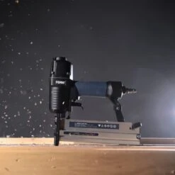 FERM ATM1051 Pneumatische Spijker- En Nietpistool - Combitacker - Spijkers (15-50mm) - Nieten (16-40mm) - Incl. Spijkers, Nieten En Koffer -Makita Winkel 1200x1200 354