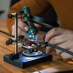 VONROC Derde Hand Met Vergrootglas – Incl. 2 Verstelbare Armen, Zware Voet En Opvang Bakje -Makita Winkel 1200x1200 472