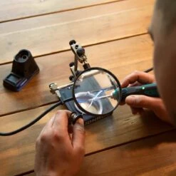 VONROC Derde Hand Met Vergrootglas – Incl. 2 Verstelbare Armen, Zware Voet En Opvang Bakje -Makita Winkel 1200x1200 473