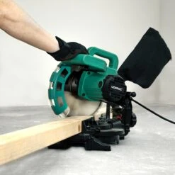 VONROC Afkortzaag - Verstekzaag – 1700W – Ø216MM – 4900 /min - Met Laser, Tafelverbreders & Diepteregeling – Incl. Zaagblad En Werkstukklem 18 VONROC Afkortzaag - Verstekzaag – 1700W – Ø216MM – 4900 /min - Met Laser, Tafelverbreders & Diepteregeling – Incl. Zaagblad En Werkstukklem -Makita Winkel 1200x1200 583