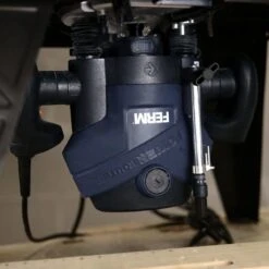 FERM Bovenfrees - 1300W - Stofzuiger Adapter - Ingebouwde LED Werkverlichting - Incl. 6-delige Freesset, Parallel- En Sjabloongeleider -Makita Winkel 1200x1200 59