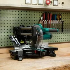 VONROC Compacte Afkortzaag - Kapzaag - Verstekzaag 2200W - Ø216mm – 5200 /min – Demonteerbare Verstekarm - Trekfunctie - Verstelbare Tafelverbreders – Kantelbaar (0-45°) – Lengtestop – Diepteregeling - Laser & LED – Incl. Zaagblad & Werkstukklem -Makita Winkel 1200x1200 596