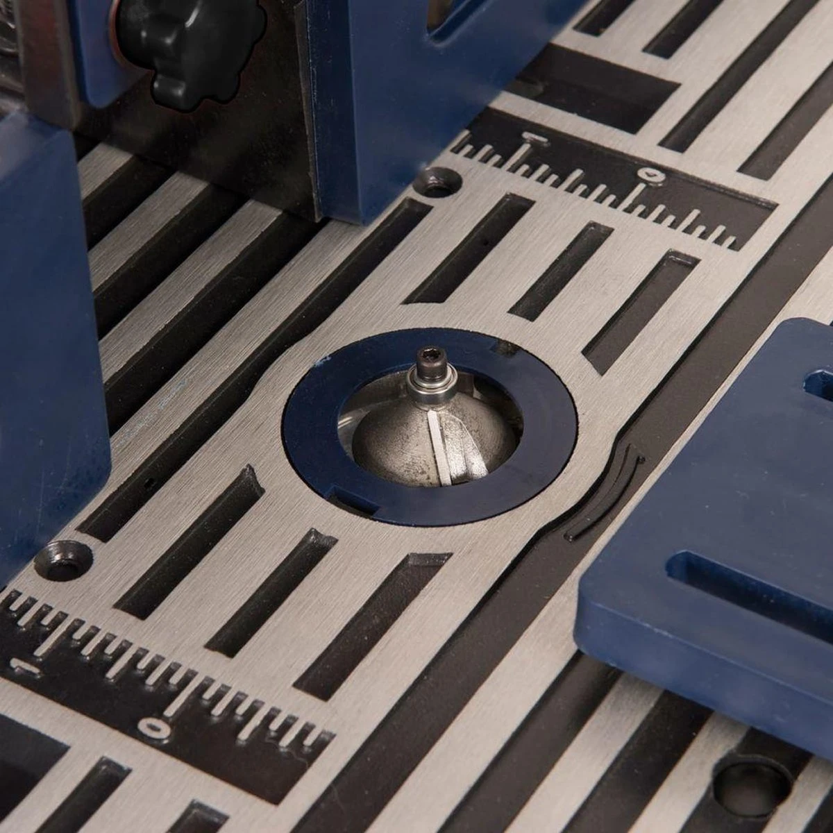 FERM PRA1011 Bovenfreestafel - Universeel Toepasbaar - Incl. Verstelbare Hoekgeleider En Stofzuigeraansluiting 4 FERM PRA1011 Bovenfreestafel - Universeel Toepasbaar - Incl. Verstelbare Hoekgeleider En Stofzuigeraansluiting - Afbeelding 2