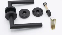 Slotman Solutions Mat Zwarte Deurklink RVS Met Rond Rozet En Toilet-/badkamersluiting - Deurkruk Zwart Voor Stijlvolle En Elegante Uitstraling -Makita Winkel 1200x687 7