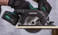VONROC Accu Cirkelzaag – VPower 20V (zonder Accu & Lader) – Incl. Parallelgeleider & Ø150MM Zaagblad 23 VONROC Accu Cirkelzaag – VPower 20V (zonder Accu & Lader) – Incl. Parallelgeleider & Ø150MM Zaagblad -Makita Winkel 1200x738 4