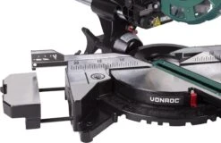 VONROC Afkortzaag En Verstekzaag Met Trekfunctie – 2000W – Ø216MM - LED Verlichting Op Werkstuk – Laser Voor Perfecte Zaaglijn – Extra Zaagbreedte 340mm – Verstelbare Tafelverbreders Met Lengtestop - Incl. Zaagblad & Werkstukklem -Makita Winkel 1200x779 2