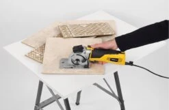 Powerplus POWX1365MB Invalzaag - 600W - Ø89mm - Incl. Laser, Stofafzuiging, 3 Invalzaagbladen En Verstekbak -Makita Winkel 1200x784 1