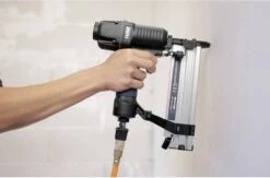 FERM ATM1051 Pneumatische Spijker- En Nietpistool - Combitacker - Spijkers (15-50mm) - Nieten (16-40mm) - Incl. Spijkers, Nieten En Koffer -Makita Winkel 1200x793 3