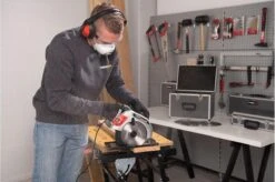 Powerplus POWESET4 Elektrische Cirkelzaag - 1200W - Zaagblad 185mm - Incl. Parallelgeleider, Stofafzuigingaansluiting, Aluminium Gereedschapskoffer En 4 Cirkelzaagbladen Hout -Makita Winkel 1200x798 4