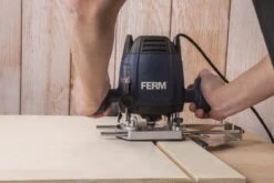 FERM Bovenfrees 1200W - 6, 8 Mm - Variabele Snelheid – Incl. 3-delige Frezenset, Kopieerring, Parallelgeleider En Passerpunt 17 FERM Bovenfrees 1200W - 6, 8 Mm - Variabele Snelheid – Incl. 3-delige Frezenset, Kopieerring, Parallelgeleider En Passerpunt -Makita Winkel 1200x800 314