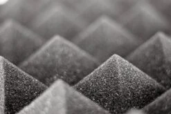 Brute Strength - Isolatieplaten - Inclusief Zelfklevende Tape - 50x50x5 Cm - Piramide - 12 Stuks - Geluidsisolatie - Geluidsdemper Wandpaneel - Akoestisch Wandpaneel -Makita Winkel 1200x800 503