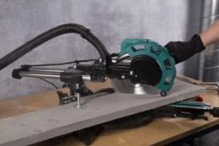 VONROC Afkortzaag En Verstekzaag Met Trekfunctie – 2000W – Ø216MM - LED Verlichting Op Werkstuk – Laser Voor Perfecte Zaaglijn – Extra Zaagbreedte 340mm – Verstelbare Tafelverbreders Met Lengtestop - Incl. Zaagblad & Werkstukklem -Makita Winkel 1200x800 53