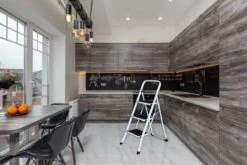 IVOL Huishoudtrap 3 Treden - Keukentrap Inklapbaar - Grijs - Antislip - Max. Hoogte 70.5 Cm -Makita Winkel 1200x801 15