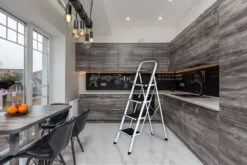 IVOL Huishoudtrap 4 Treden - Keukentrap Inklapbaar - Grijs - Antislip - Max. Hoogte 93 Cm -Makita Winkel 1200x801 16