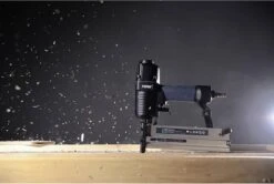 FERM ATM1051 Pneumatische Spijker- En Nietpistool - Combitacker - Spijkers (15-50mm) - Nieten (16-40mm) - Incl. Spijkers, Nieten En Koffer -Makita Winkel 1200x805 6