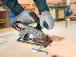 Parkside Accu Handcirkelzaag 20V - Ø Zaagblad: 150 Mm - Max. Zaagdiepte Hout: 0 - 48 Mm (0°) | 0 - 36 Mm (45°) - Zaagdiepte En Zaaghoek Traploos Instelbaar - Accu En Snellader Niet Inbegrepen -Makita Winkel 1200x900 150