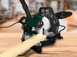 Parkside Afkortzaag En Verstekzaag 1500W - Toerental: 0 - 5000 Tpm - Verstekhoek: -45 - 45° - Traploos Kantelbare Zaagkop - Eenvoudig Te Bevestigen Stofzak - Laser Voor Verhoogde Snijprecisie - -Makita Winkel 1200x900 23