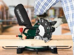 Parkside Afkortzaag En Verstekzaag 1500W - Toerental: 0 - 5000 Tpm - Verstekhoek: -45 - 45° - Traploos Kantelbare Zaagkop - Eenvoudig Te Bevestigen Stofzak - Laser Voor Verhoogde Snijprecisie - -Makita Winkel 1200x900 25