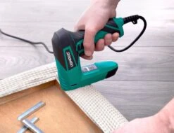 VONROC Elektrische Tacker – Complete Set Incl. 900 Nieten & 300 Spijkers 15 VONROC Elektrische Tacker – Complete Set Incl. 900 Nieten & 300 Spijkers -Makita Winkel 1200x924 3