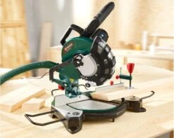 Parkside Afkortzaag En Verstekzaag 1500W - Toerental: 0 - 5000 Tpm - Verstekhoek: -45 - 45° - Traploos Kantelbare Zaagkop - Eenvoudig Te Bevestigen Stofzak - Laser Voor Verhoogde Snijprecisie - -Makita Winkel 1200x959