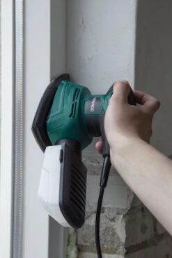 VONROC PS501AC Multischuurmachine – Palmschuurmachine – 130W – Met Stofopvangbox & 6 Stuks Schuurpapier -Makita Winkel 799x1200 1