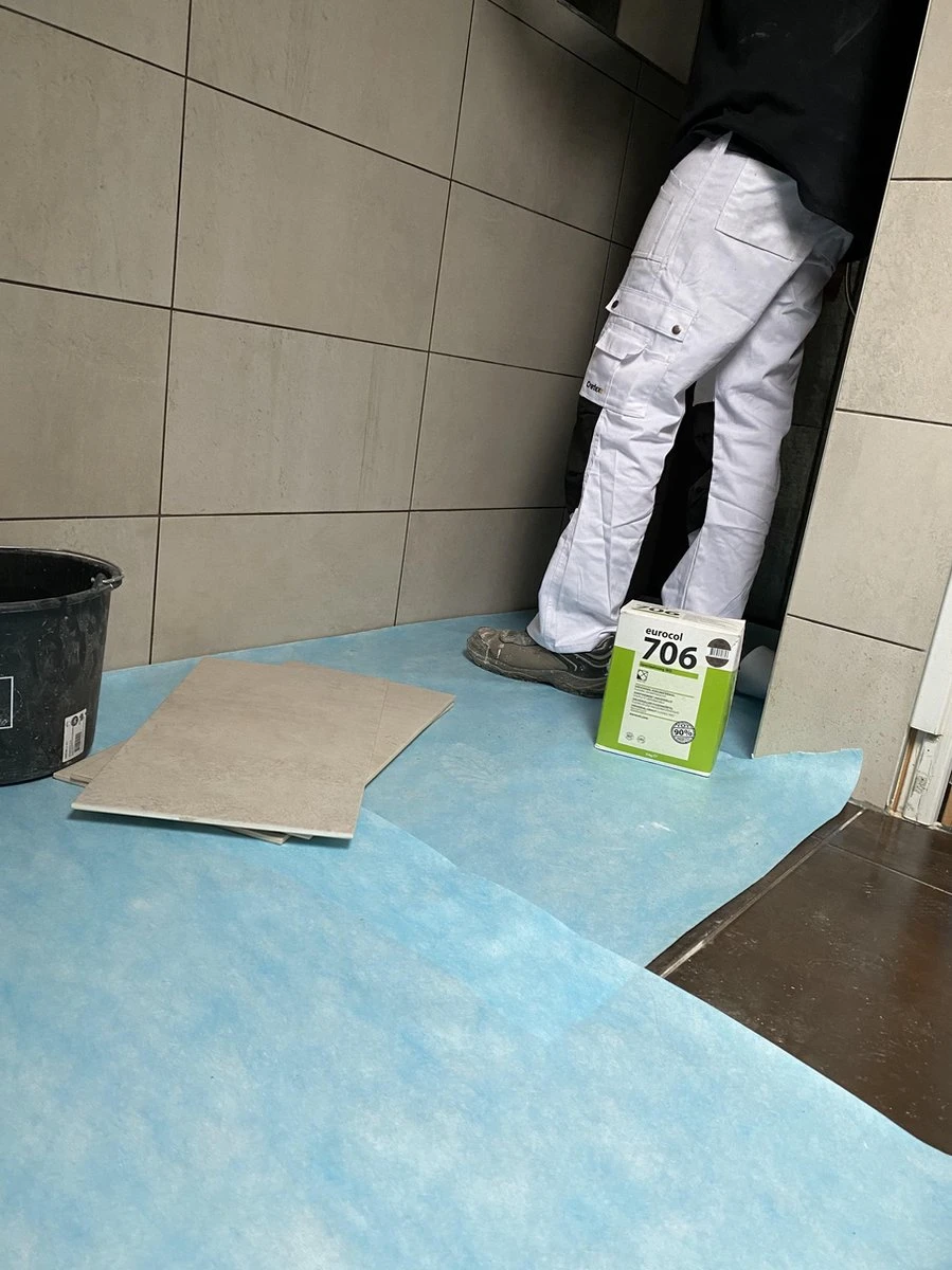 Perfect Cover® Ademend - 100cm X 25m - Zelfklevend Afdekvlies - Bescherm Uw Vloer Tijdens Het Klussen - Vloer Bescherming - Trap Bescherming - Klussen - Schilderen - Stucadoor - Variant Stucloper 8 Perfect Cover® Ademend - 100cm X 25m - Zelfklevend Afdekvlies - Bescherm Uw Vloer Tijdens Het Klussen - Vloer Bescherming - Trap Bescherming - Klussen - Schilderen - Stucadoor - Variant Stucloper - Afbeelding 6