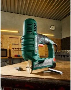 Tacker - Nietpistool - Spijkerpistool - Elektrisch Spijkerpistool - Handtacker - Nagelpistool - 500 Nietjes. - 500 Spijkers - Nietpistool Met Nietjes. -Makita Winkel 951x1200 3